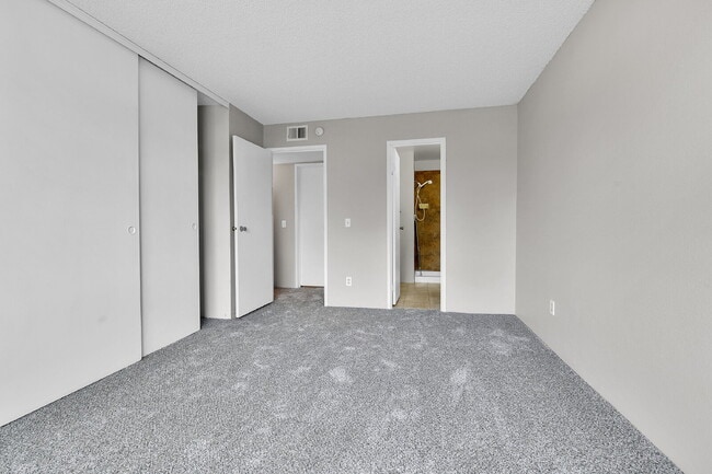 Building Photo - $1,445.95 - 2 Bed, 2 Bath Condo in Denver with In-Unit Laundry!