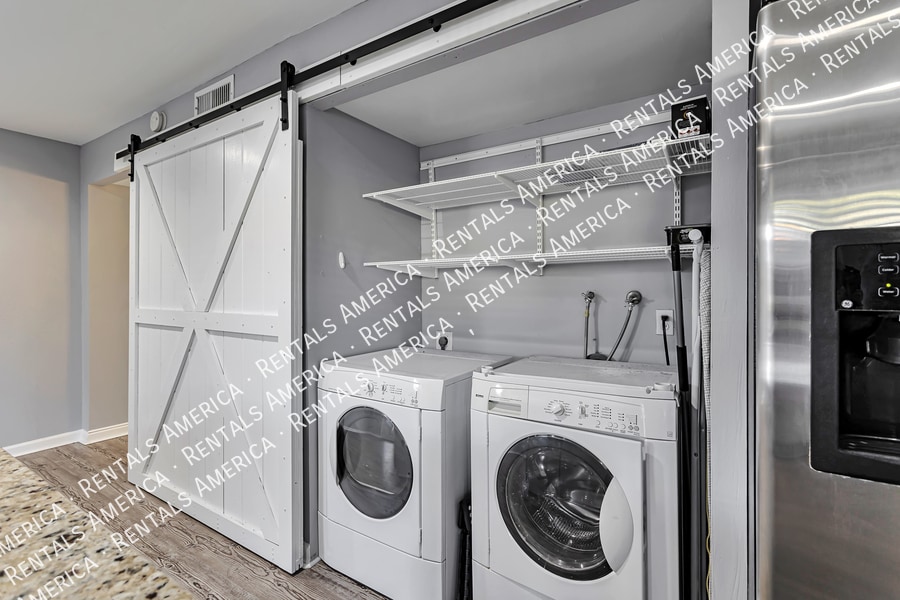 Building Photo - 2964 E Clarendon Ave