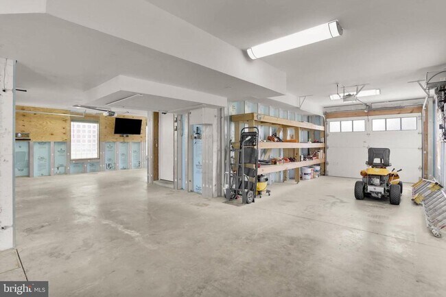 Building Photo - 2260 Lake Dr