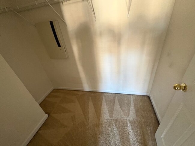 Building Photo - Cozy Living