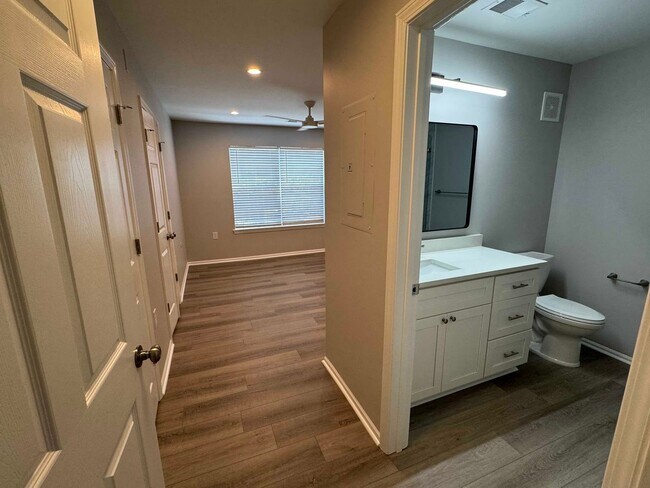 Building Photo - Beautifully Updated 1st Floor One Bedroom Condo at The Reserve at Woodbridge-Near Shopping & Medi...