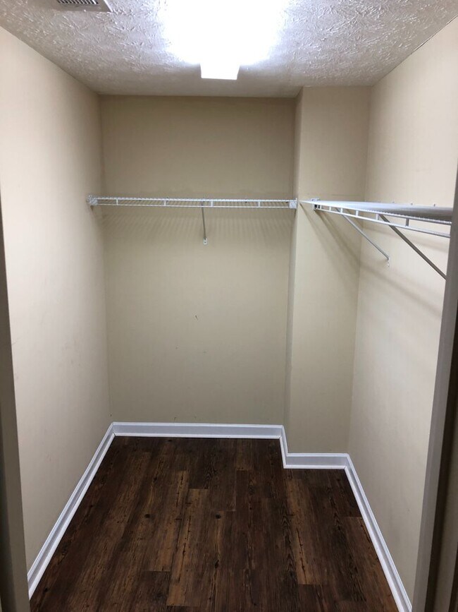 Building Photo - 3B/3B Townhome With A Fenced Yard Available Fall 2026!