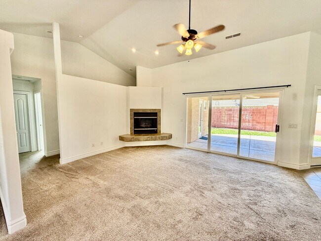 Building Photo - 4-BR Home in Shadow Mountain @ Green Valley