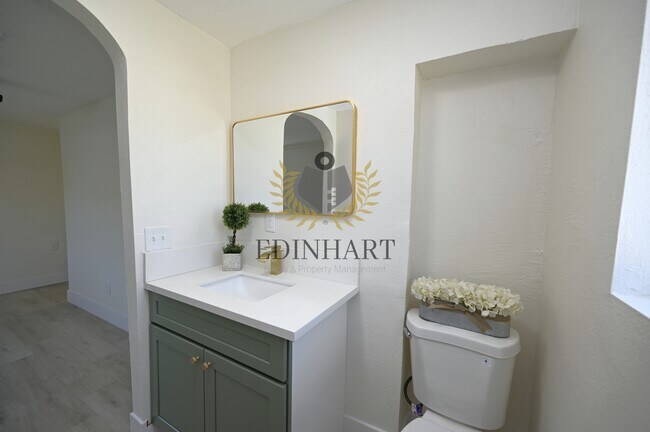 Building Photo - 1584 N Carruth Ave