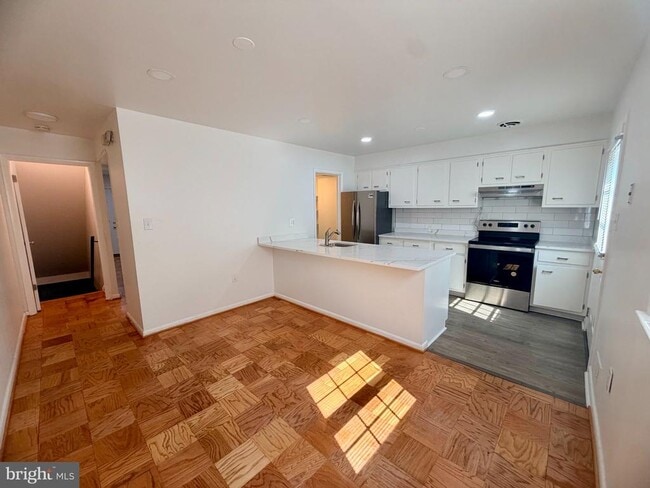 Building Photo - 5129 Clacton Ave