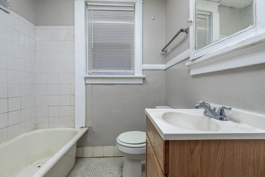 Building Photo - 3905 Dunnica Ave