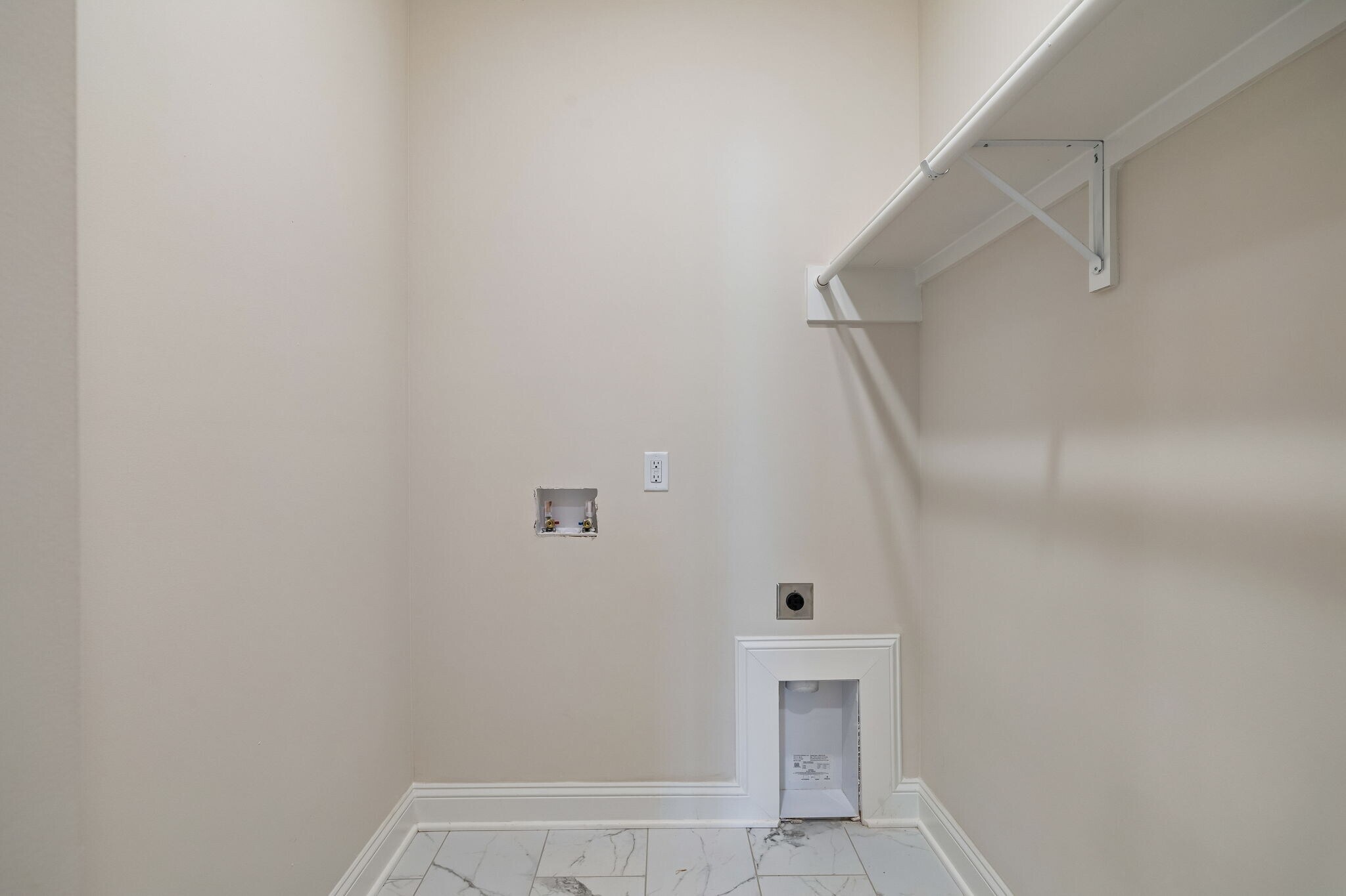 Building Photo - 553 Skyview Dr