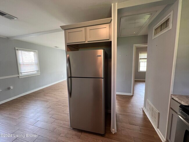 Building Photo - 2307 Medford Ln