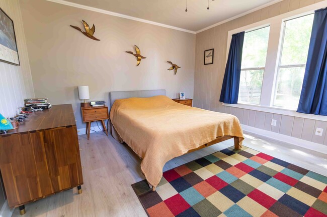 Building Photo - Charming 3 bedroom/ 2 Bathroom house