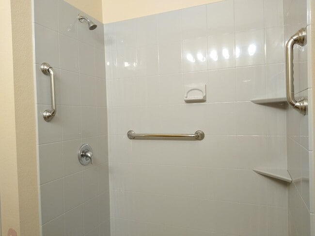 Building Photo - Super 2 Bedroom 2 Bath Townhome with 2 Car Garage Near Aurora Hills Golf Course