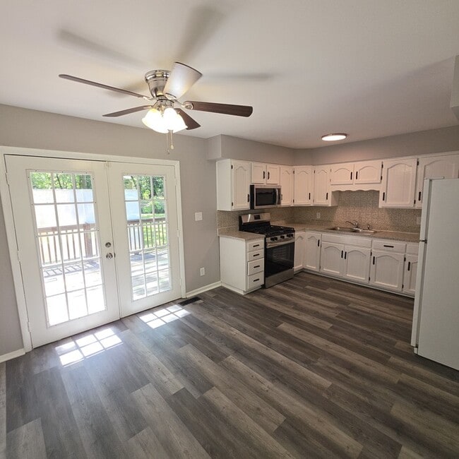 Building Photo - Spacious 4 bedrooms and 1 bath home located on Manchester Ave in Kansas City, MO