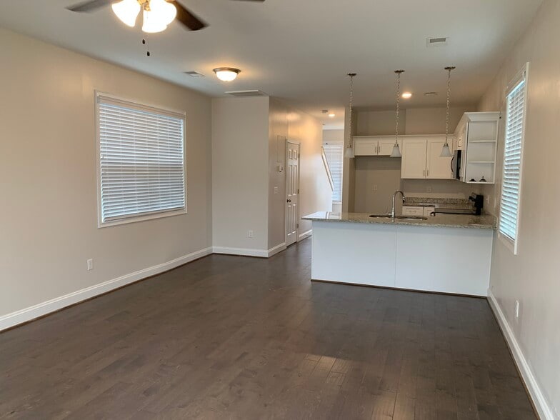 Building Photo - 2 Chaney St