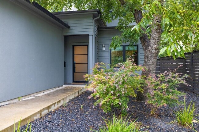 Building Photo - 1908 Kinney Ave