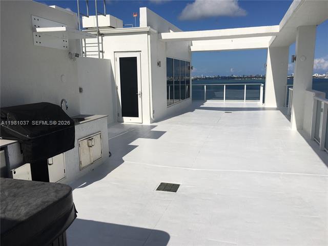 Building Photo - 601 NE 27th St