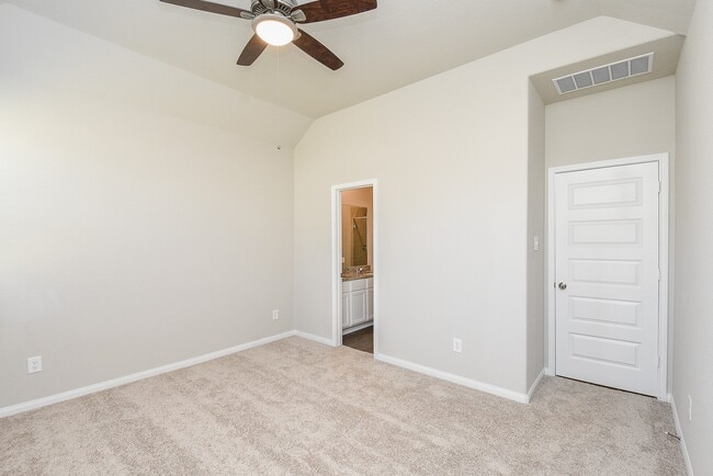 Building Photo - 14042 Chinook Dr