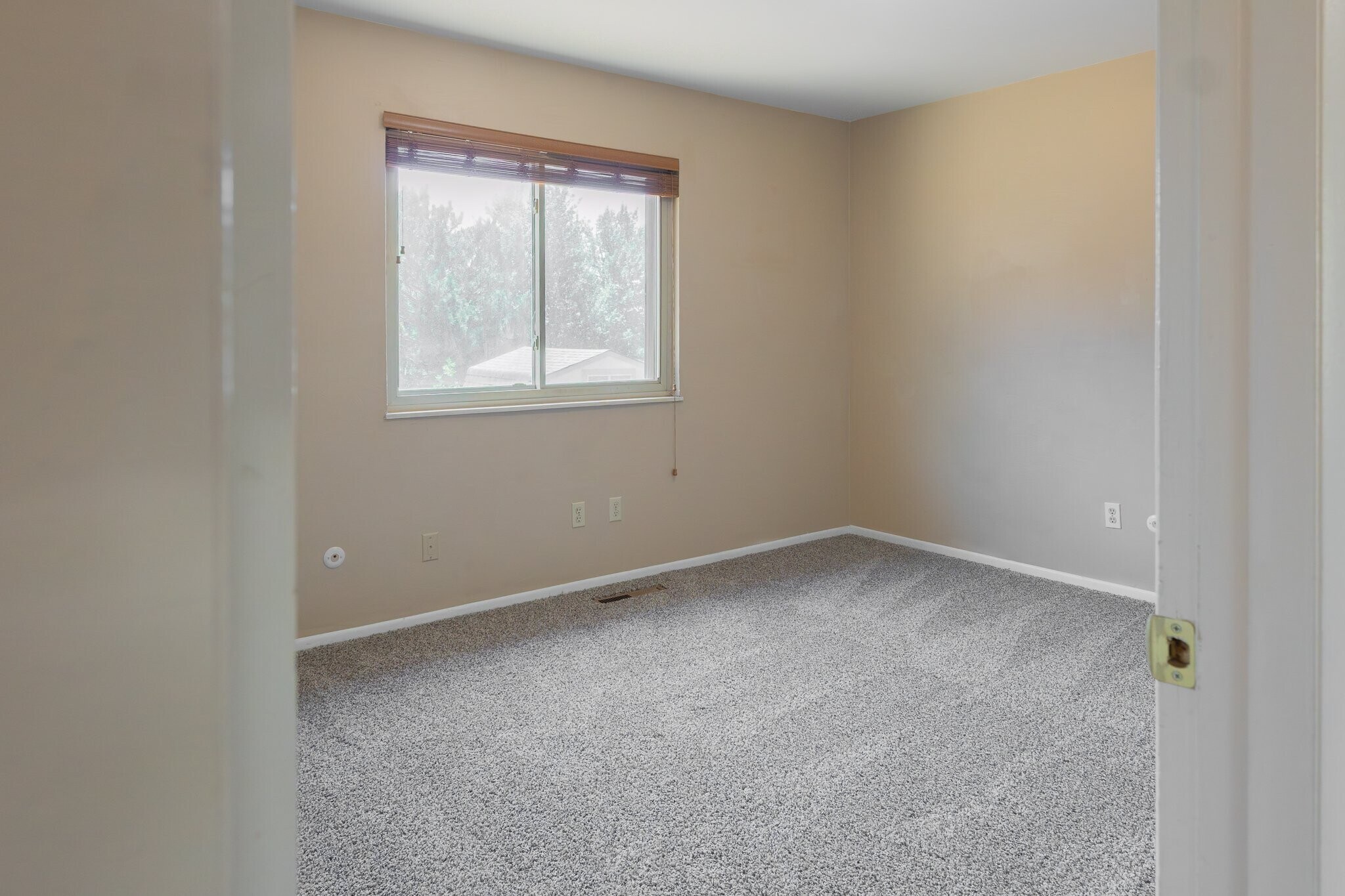 Building Photo - 2617 Montebello Dr W
