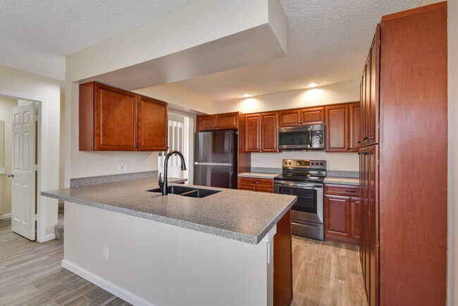 Building Photo - BEAUTIFUL THREE BEDROOM TOWNHOME WITH GARAGE(AVAILABE NOVEMBER)