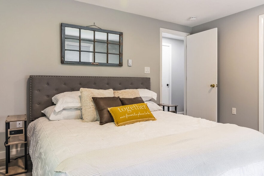 Building Photo - 36 Pequotsepos Rd