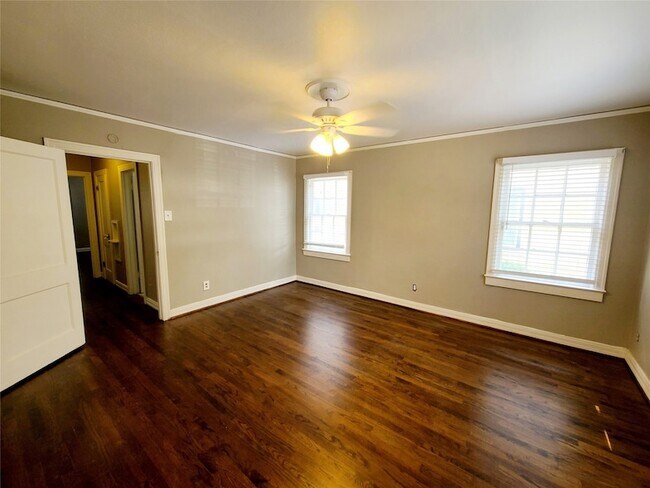Building Photo - 5920 La Vista Dr