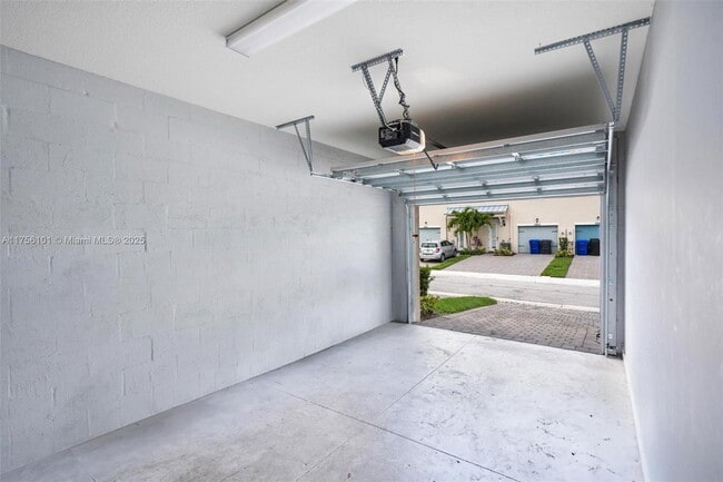 Building Photo - 3944 Poinciana Ln