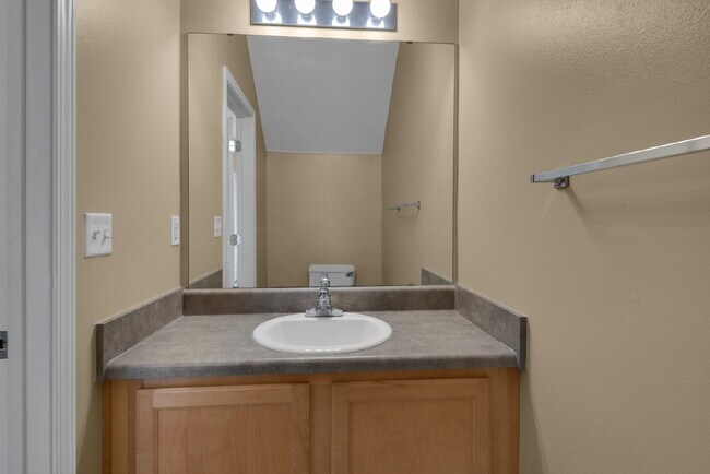 Building Photo - "Charming 3-Bed Townhouse Retreat with 2.5...