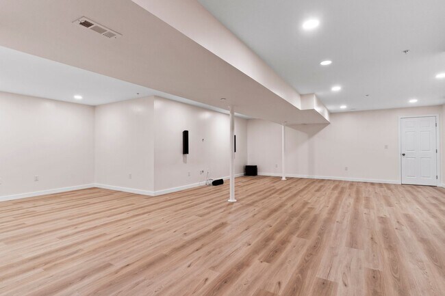 Building Photo - Stunning Single Family in Mechanicsburg