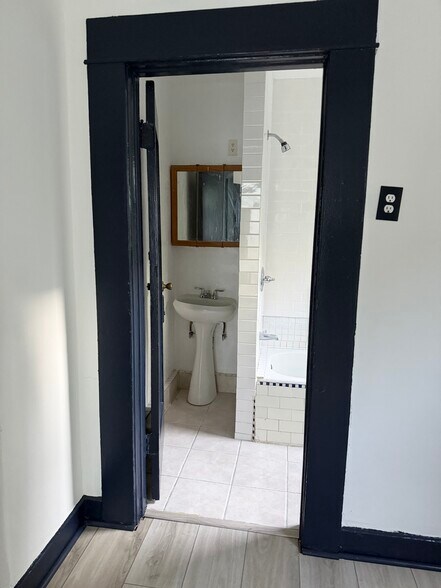 Building Photo - 2113 1/2 Aaron St