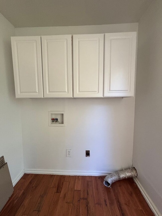 Building Photo - Available now 2 bedroom 1 bath with bonus ...