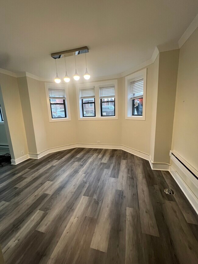 Building Photo - 3839 N Greenview Ave