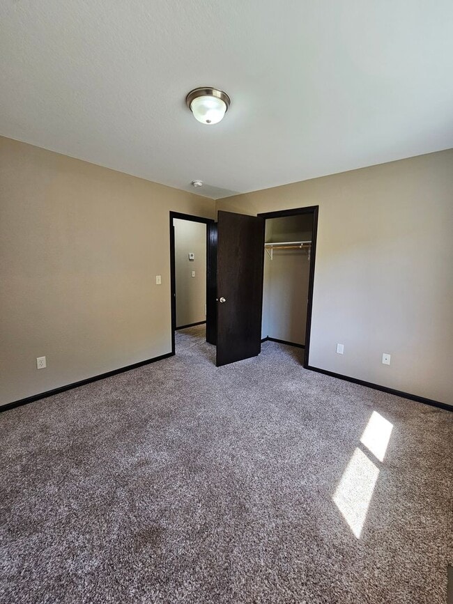 Building Photo - 4 BEDROOM | 3 BATH | TOWNHOME | GARAGE | WEST SIDE