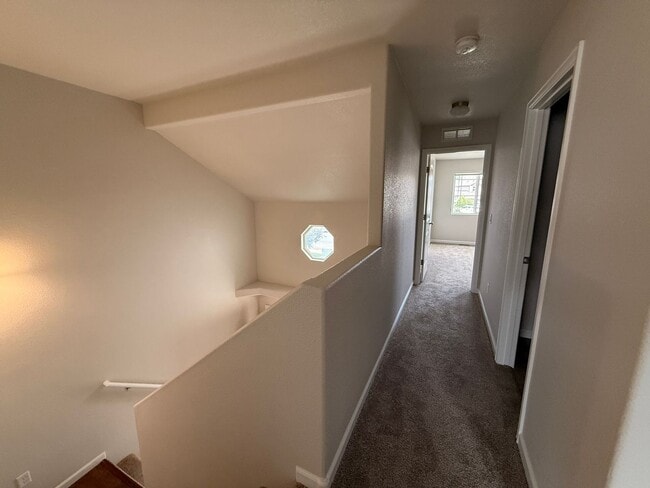 Building Photo - 4 Bedroom, 3.5 Bathroom Townhome in Cheyen...