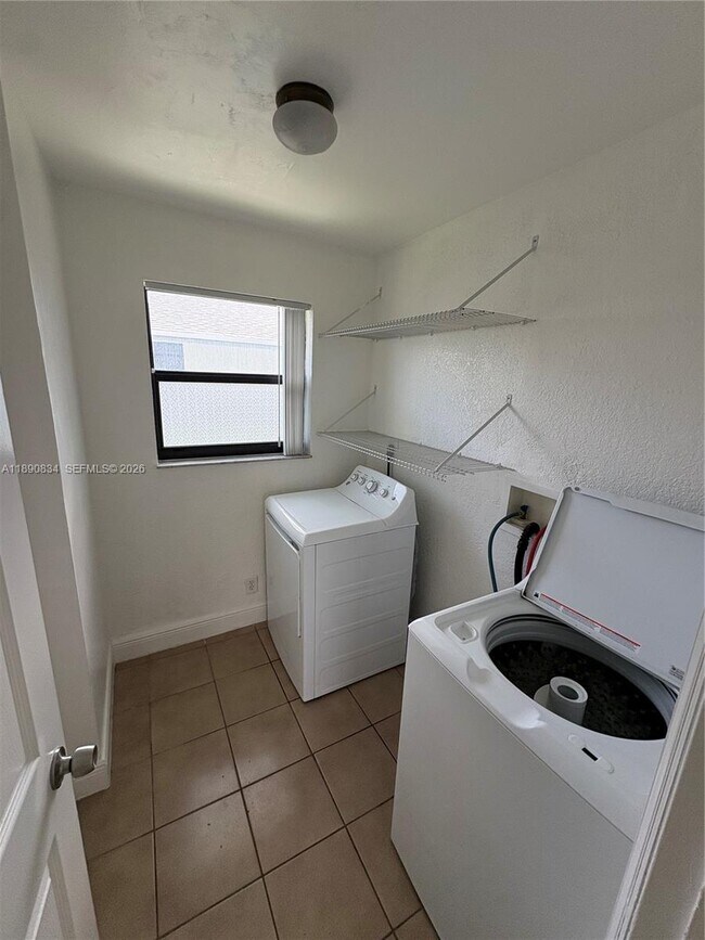 Building Photo - 4120 SW 19th St