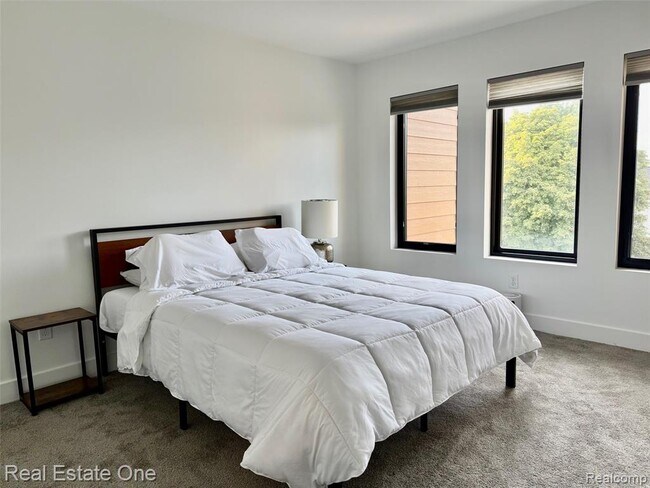 Building Photo - 1547 Pallister St