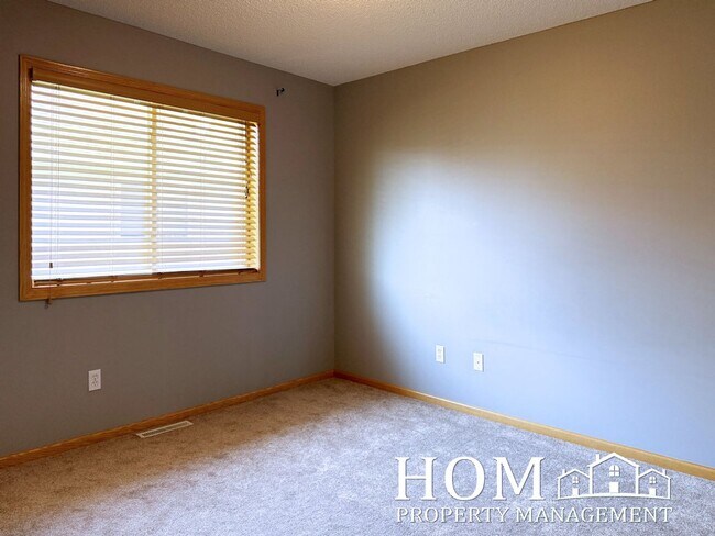Building Photo - 3BR/2BA Townhome Available 9/1