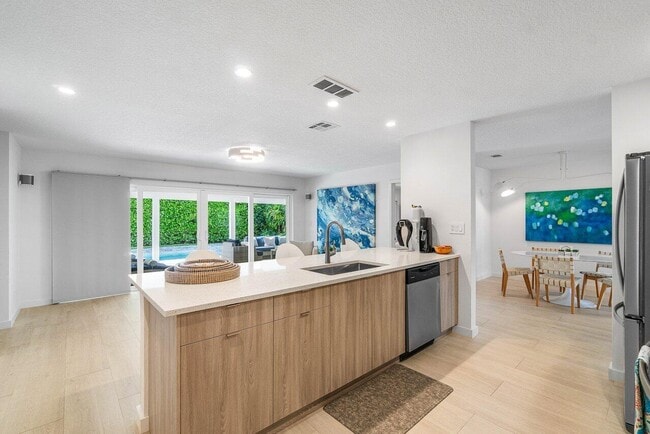 Building Photo - 5903 N Ocean Blvd