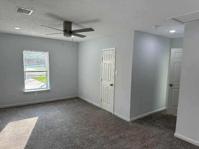 Building Photo - 215 Birch St