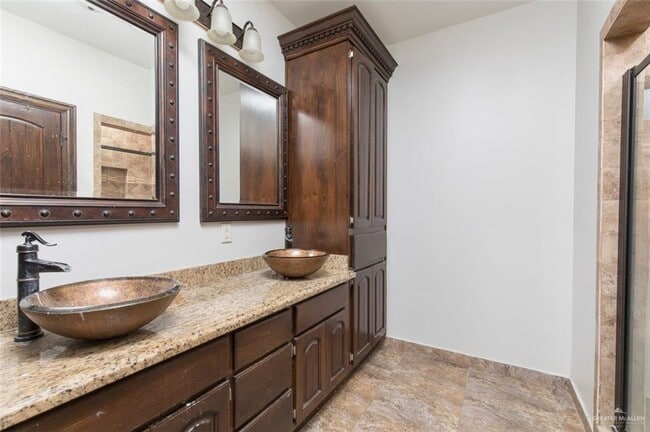 Building Photo - 18 Thornwood Loop
