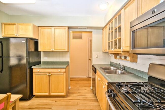 Building Photo - 5200 Carriage Way Dr