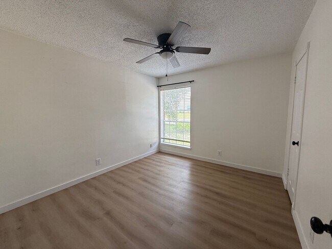 Building Photo - BEAUTIFUL 4 Bedroom 2 Bath  home with spacious backyard AVAILABLE NOW!