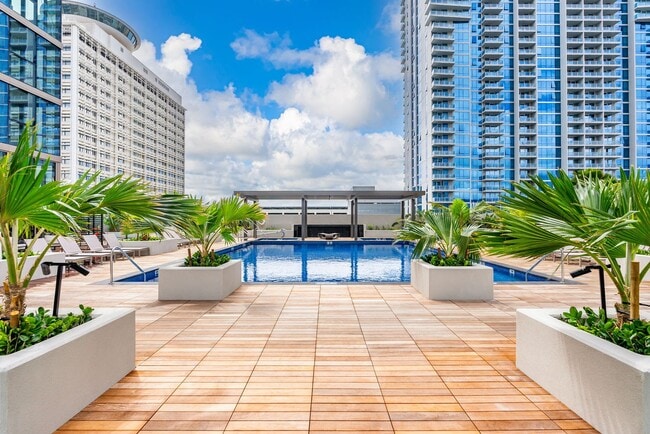 Building Photo - Sky Ala Moana (West) #3305 - Fully Furnished 1 BR/1 BA/1 Parking