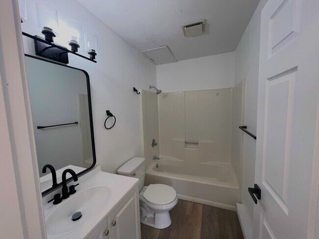 Building Photo - 909 Genrich St