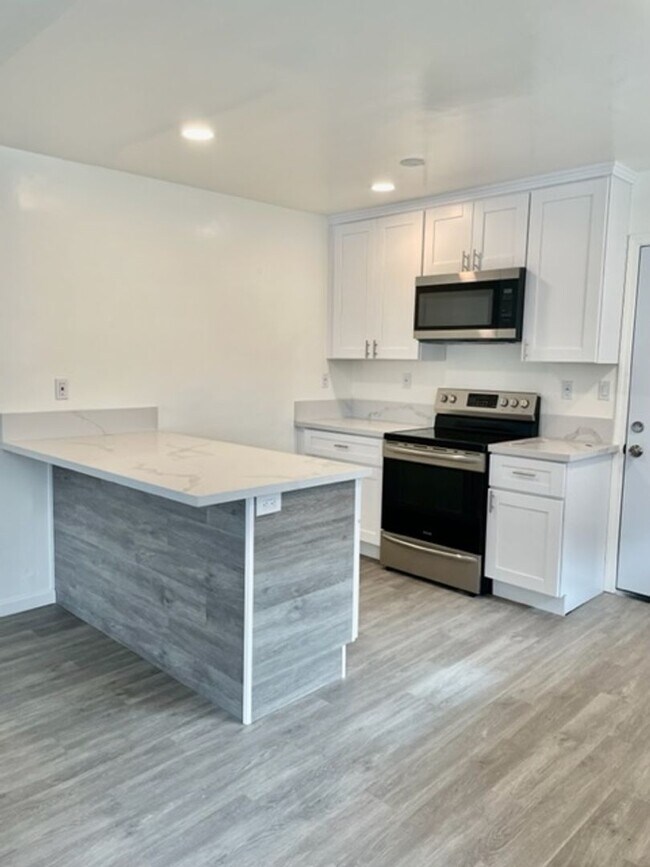 Building Photo - Van Dyke Triplex