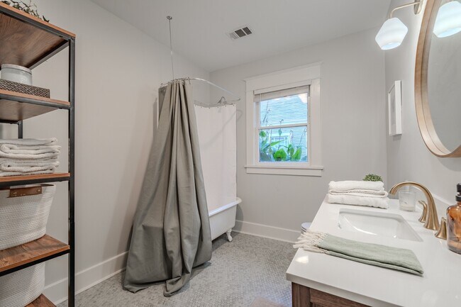 Building Photo - Updated Historically Charming Bungalow walking distance to Greenville Ave