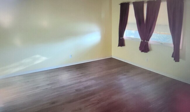 Building Photo - Large 3 bed 2 bath