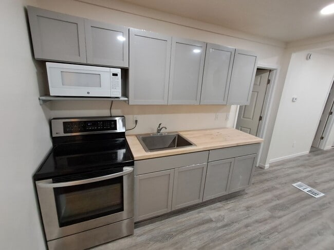 Building Photo - 2-bedroom, newly remodeled home on Flint's far east side