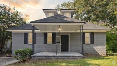 Building Photo - Huge East Savannah 5BR/2BA House For Rent