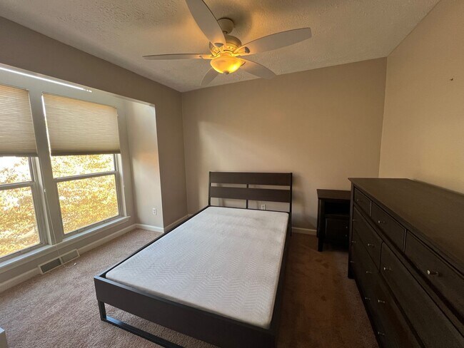 Building Photo - Beautiful 3 Bed/ 3 Bath Townhome in Privat...