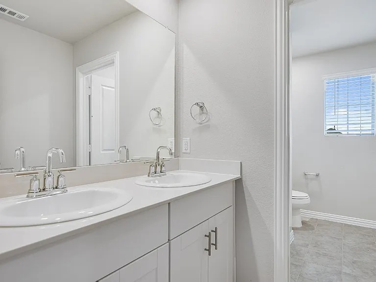 Building Photo - 3416 Kingsview Dr