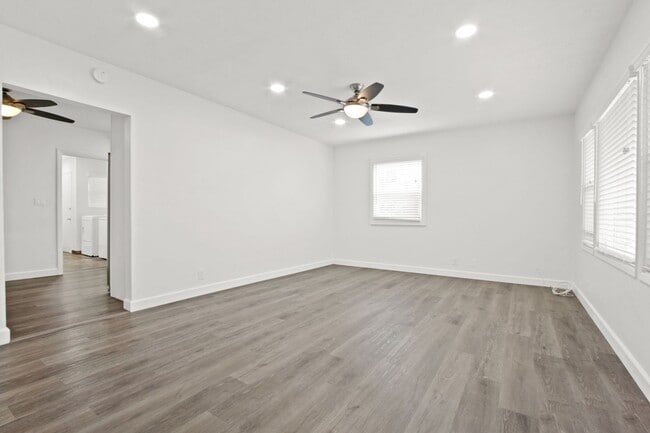 Building Photo - 3 bed 2 bath fully renovated apartment near Huntington Harbour