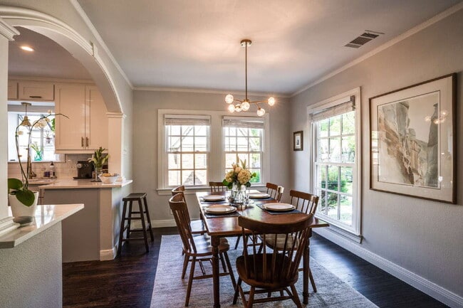 Building Photo - A Stunning, Updated Home in the heart of Dallas